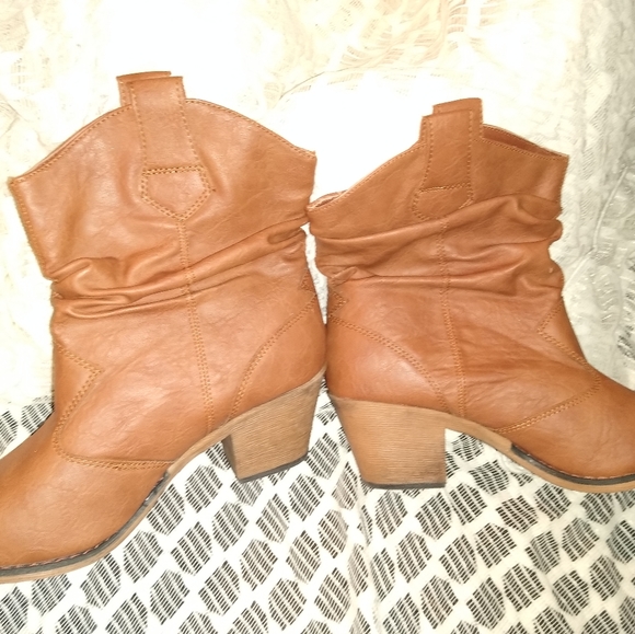 Size 8 brown cowboy style boots - Picture 2 of 5
